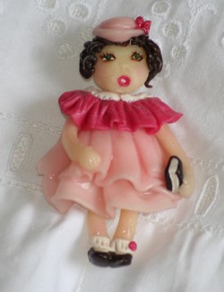 broche poupe pour enfant