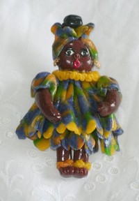 broche poupe miniature