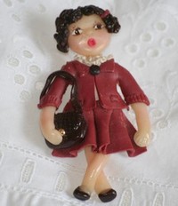broche poupe miniature rsine