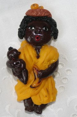 broche poupe miniature rsine