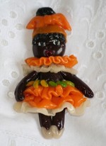 broche poupe miniature rsine