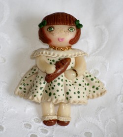 broche poupe pour enfant