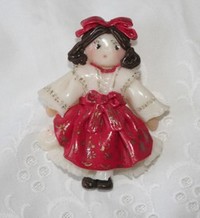 broche poupe miniature rsine