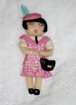 broche poupe miniature rsine