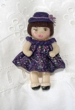 broche poupe miniature pour enfant