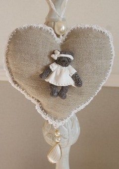 cliquer pour visualiser les accessoires divers Présentation de broche sur coeur - Lin pour l'ours